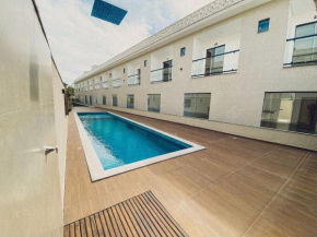 Casas Duplex com 3 quartos sendo 2 suiítes com ar condicionado, varanda churrasqueira privativa a poucos metros da Praia de Taperapuã. Piscina e internet privativa 300MBPS